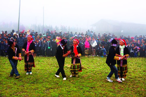 Своеобразный праздник танцев представителей группы Красных Зяо - ảnh 1